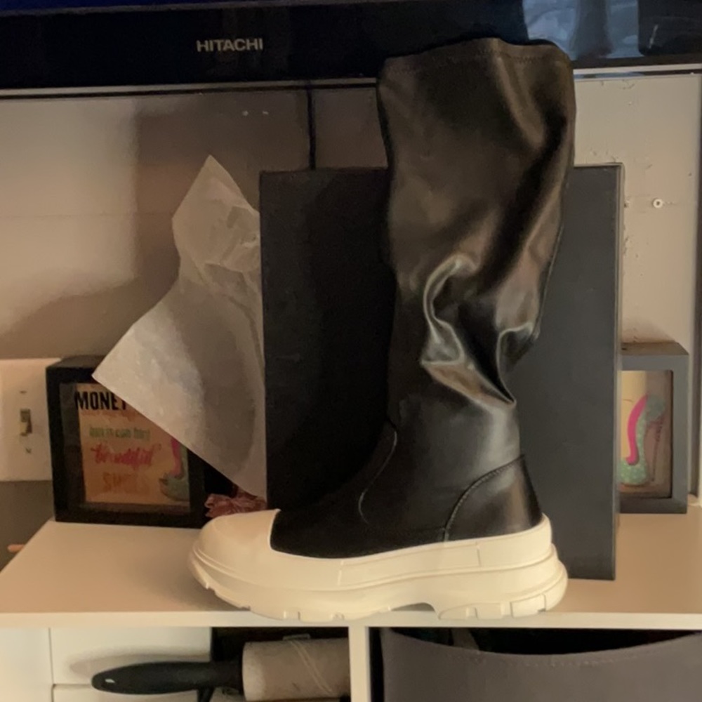 Lois black boot/sneaker